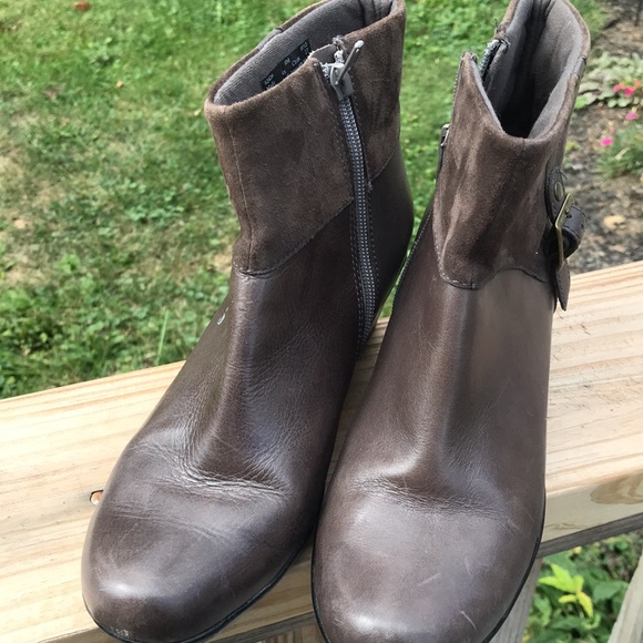 Clarks booties size 8 like new !! Save $$ - Picture 2 of 6